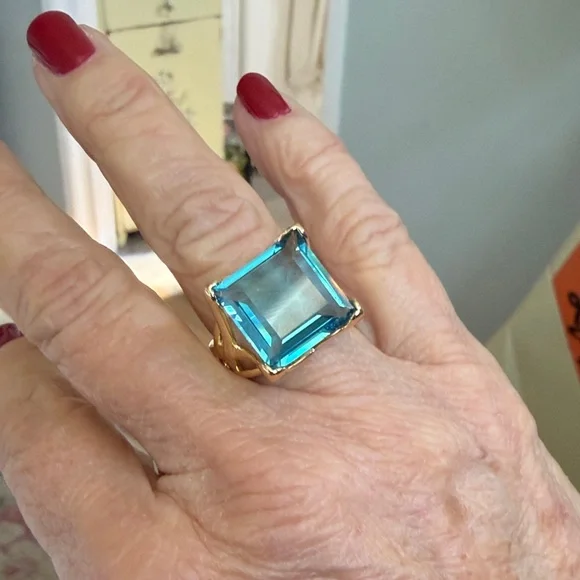 Size 6 Stunning cubic Zirconia Gold and Blue cocktail large statement ring - Picture 4 of 6